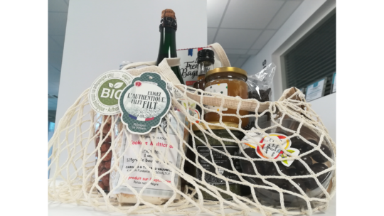 Le groupe Larcher distribue des paniers de Noël